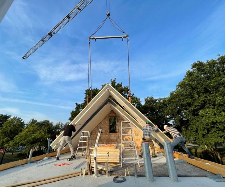 Projectfoto van een scharnierend SlimFix XT Max dakelement die wordt geplaatst op de verdiepingsvloer.