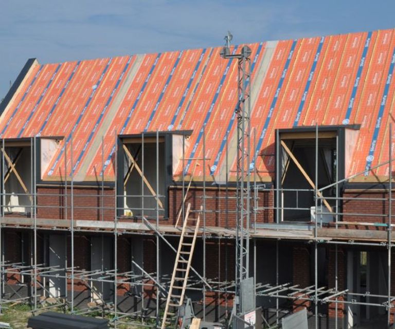 Projectfoto van meerdere woningen met SlimFix XT dakelementen van BEWI IsoBouw. 