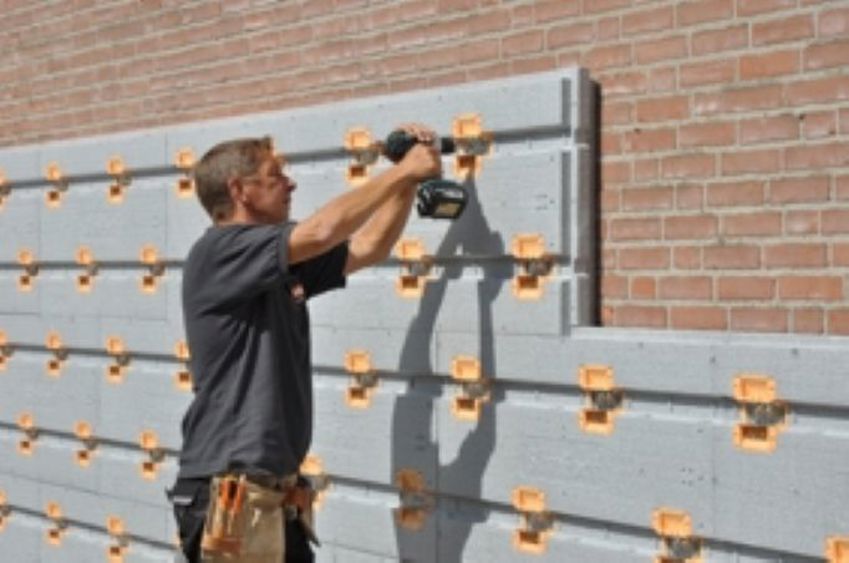 Projectfoto stap 1 van het monteren van een SlimFort gevelisolatieplaat tegen een bestaande muur. 