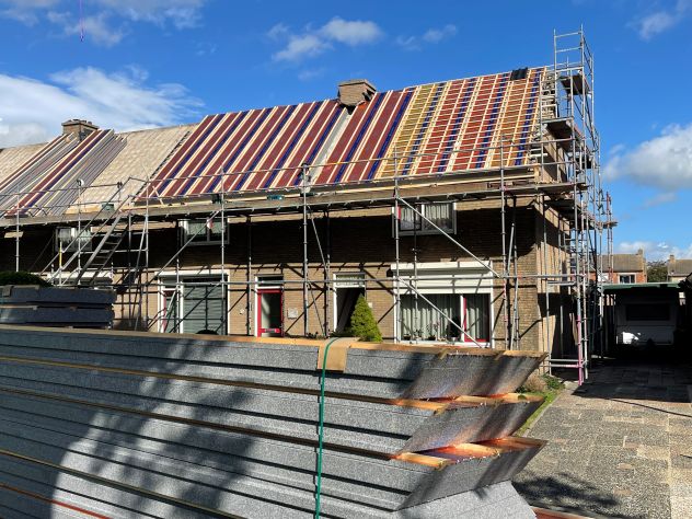 Projectfoto van huizen met SlimFix RenoTwin dakisolatie. Op de voorgrond liggen dakelementen klaar.