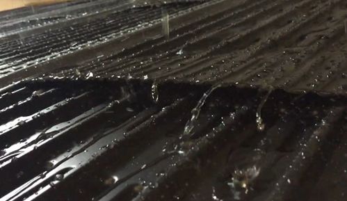 Foto van een test waarbij de waterdichting van de solarmodule wordt aangetoond.