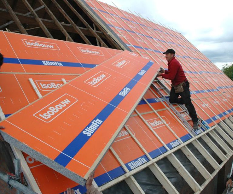 Projectfoto van een sporendak waar een SlimFix Spoor isolatieplaat wordt geplaatst. 