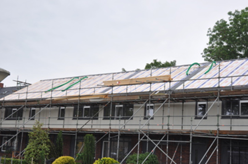 Projectfoto op afstand van een rij woningen die zijn voorzien van SlimFix RenoTwin dakisolatie. 